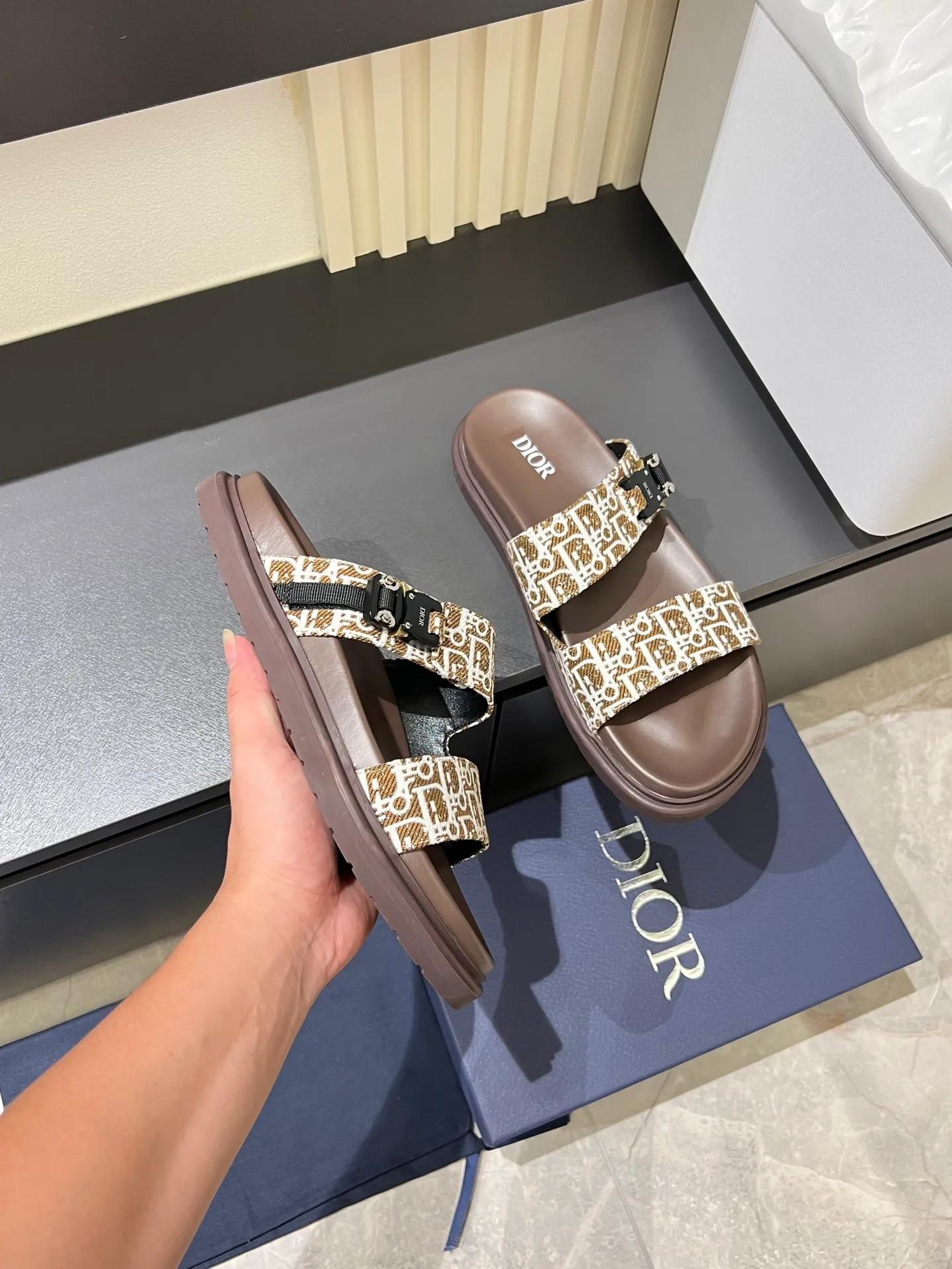 Men's Men's Shoes 💰p320 Dio* Men's Sandals Slippers. Showcasing Dior haute couture design. The Dior gray suede strap is accented with an aluminum Dior buckle for added style. Paired with a comfortable tonal notch sole, they pair easily with shorts or jeans for a sophisticated look. Main body: suede cow leather, technical fabric lining: cow leather, with adjustable straps, aluminum Dior buckle, Dior gray EVA insole, tonal notched rubber outsole splicing structure, size: 38-44 (customized at 45.46)